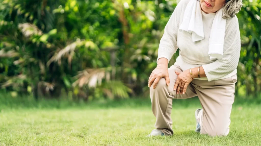 Shutterstock_2160224597 - Techsvět seniorka má problém s kolenem
