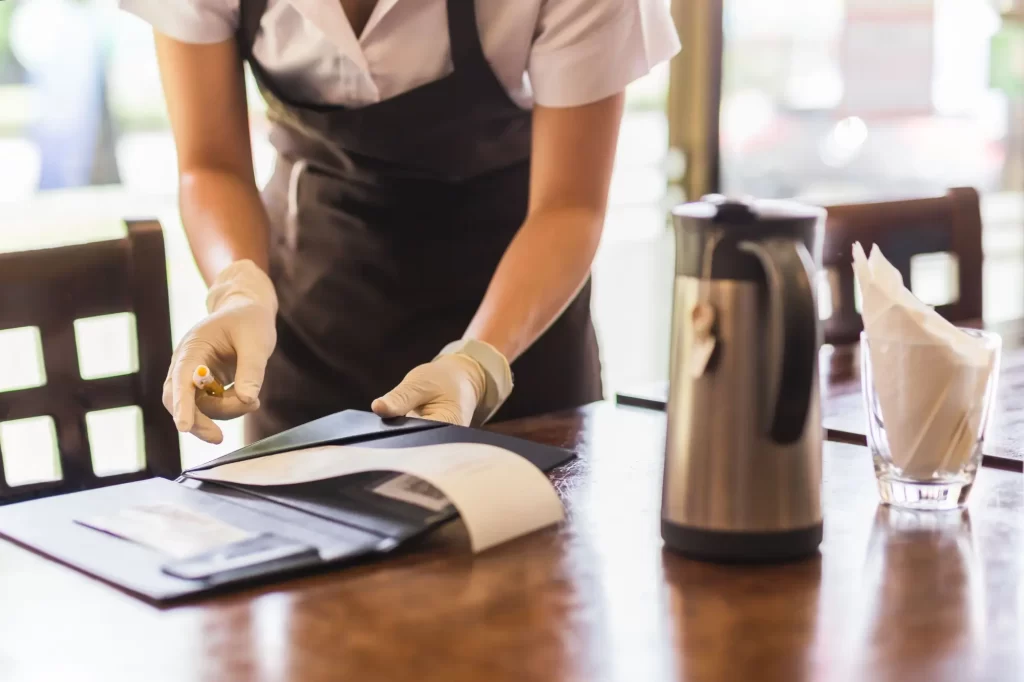 Shutterstock_2170585321 - Techsvět Obsluha v restauraci