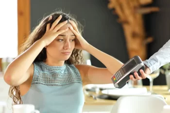 Žena v restauraci účet
