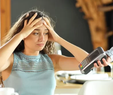 Žena v restauraci účet
