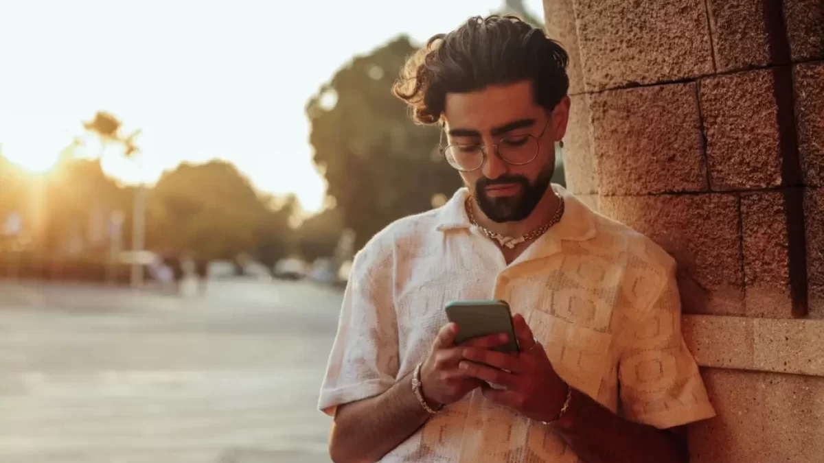 Naštvaný řecký muž na mobilu
