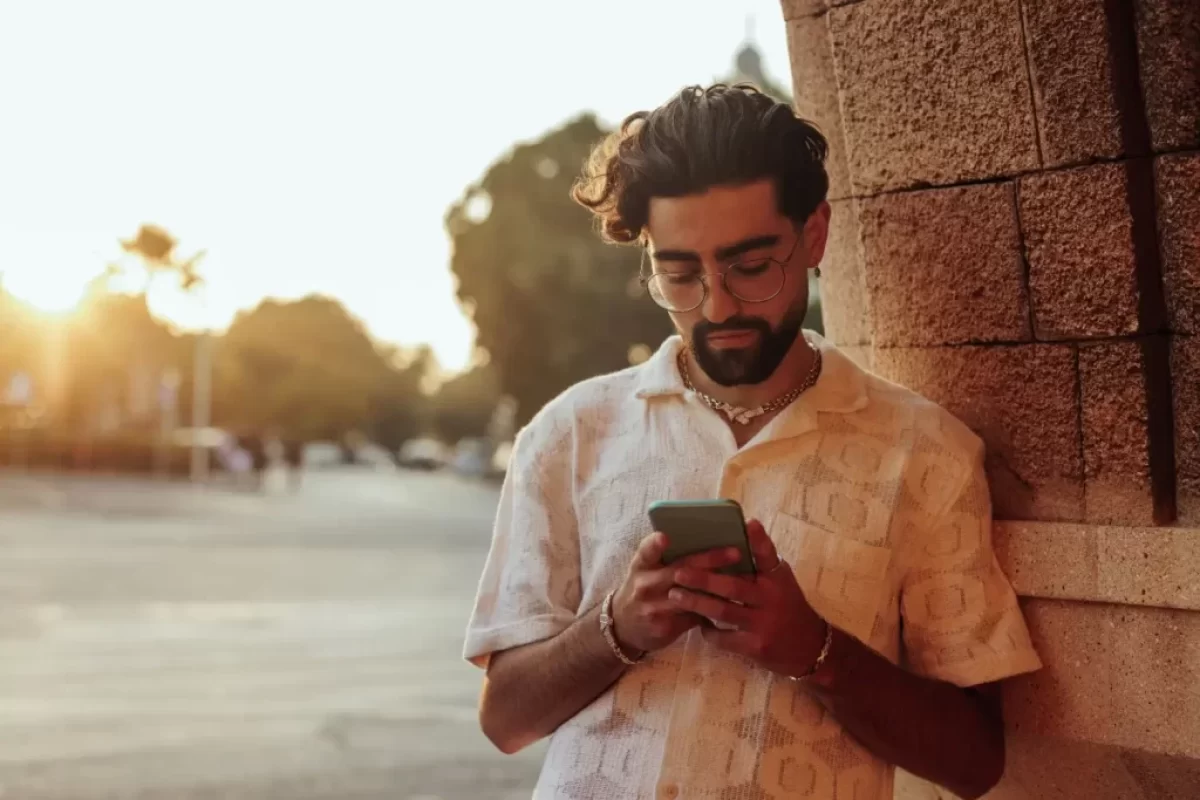 Naštvaný řecký muž na mobilu