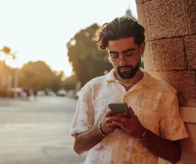 Naštvaný řecký muž na mobilu