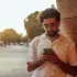 Naštvaný řecký muž na mobilu