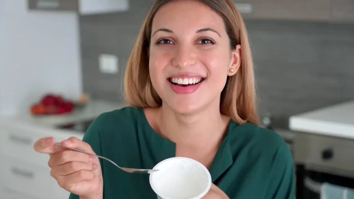 žena jogurt
