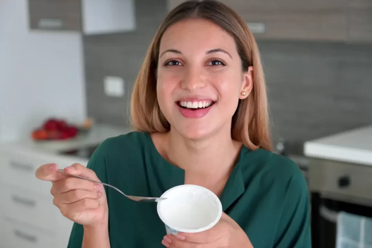 žena jogurt