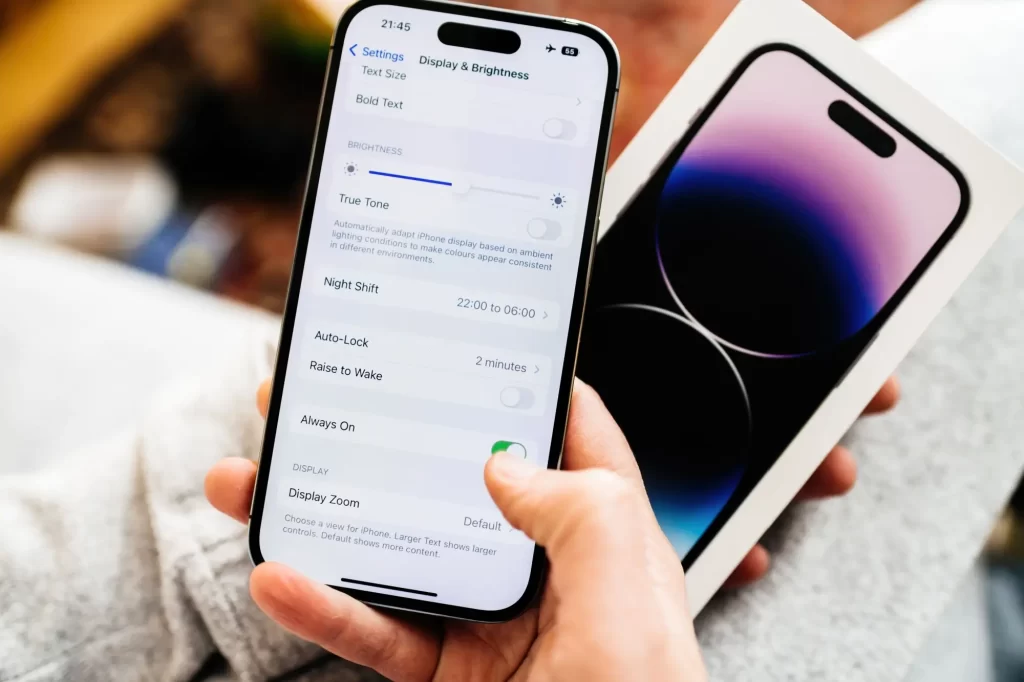 Shutterstock_2215532987 - Techsvět noční režim na iPhone