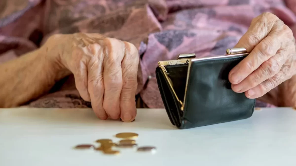 Seniorka s penězi