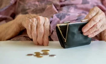 Seniorka s penězi