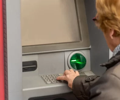Žena u bankomatu