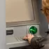 Žena u bankomatu