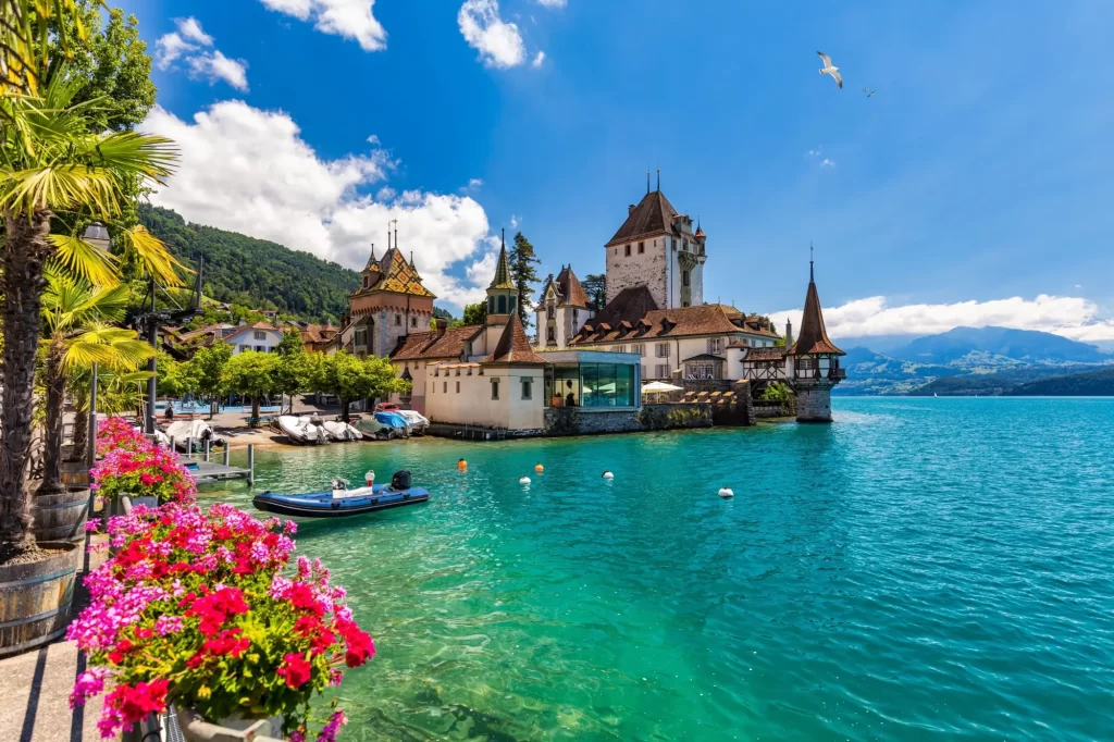 Shutterstock_2292904701 - Techsvět Švýcarské jezero