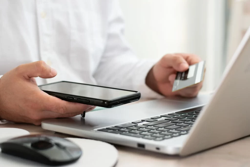 Naše telefony jsou zdrojem bankovních i osobních informací - Techsvět Muž provádí online platbu