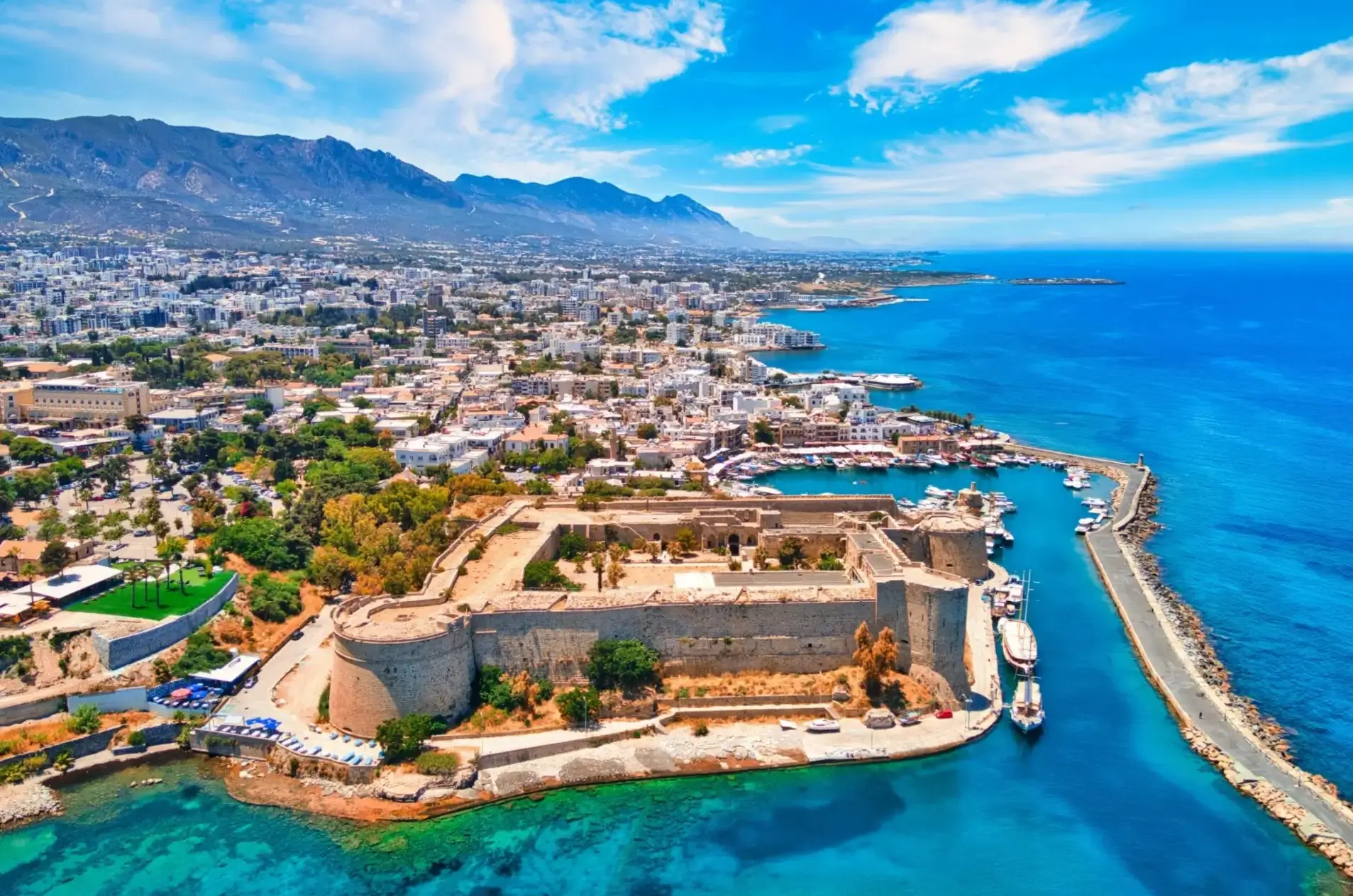 Kyrenia hrad ve starém přístavu na severním Kypru