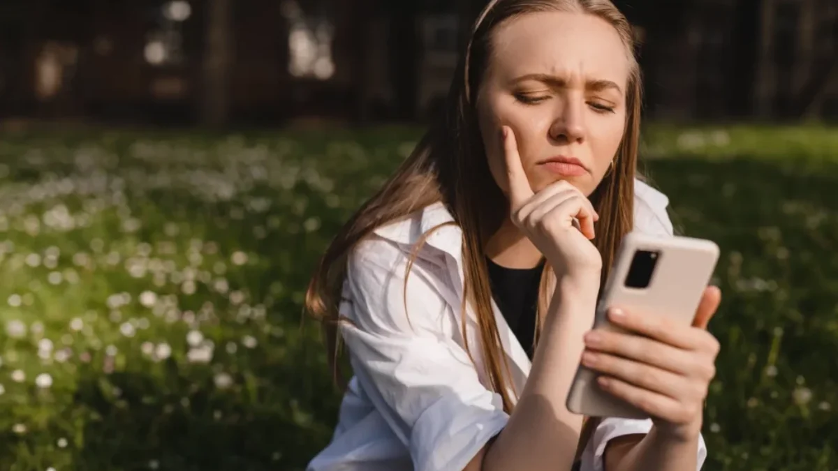dívka se kouká do telefonu