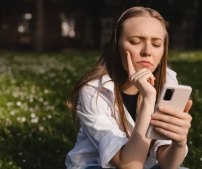 dívka se kouká do telefonu
