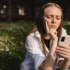 dívka se kouká do telefonu