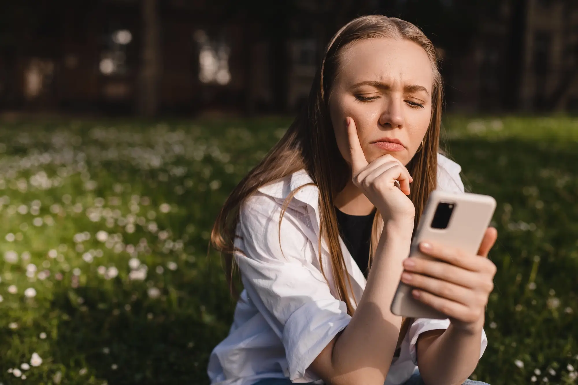 dívka se kouká do telefonu