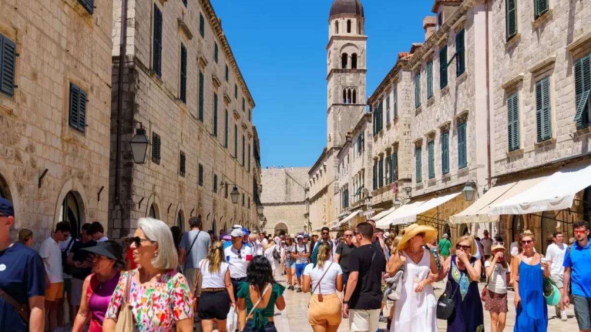 Turisté v ulicích Dubrovníku