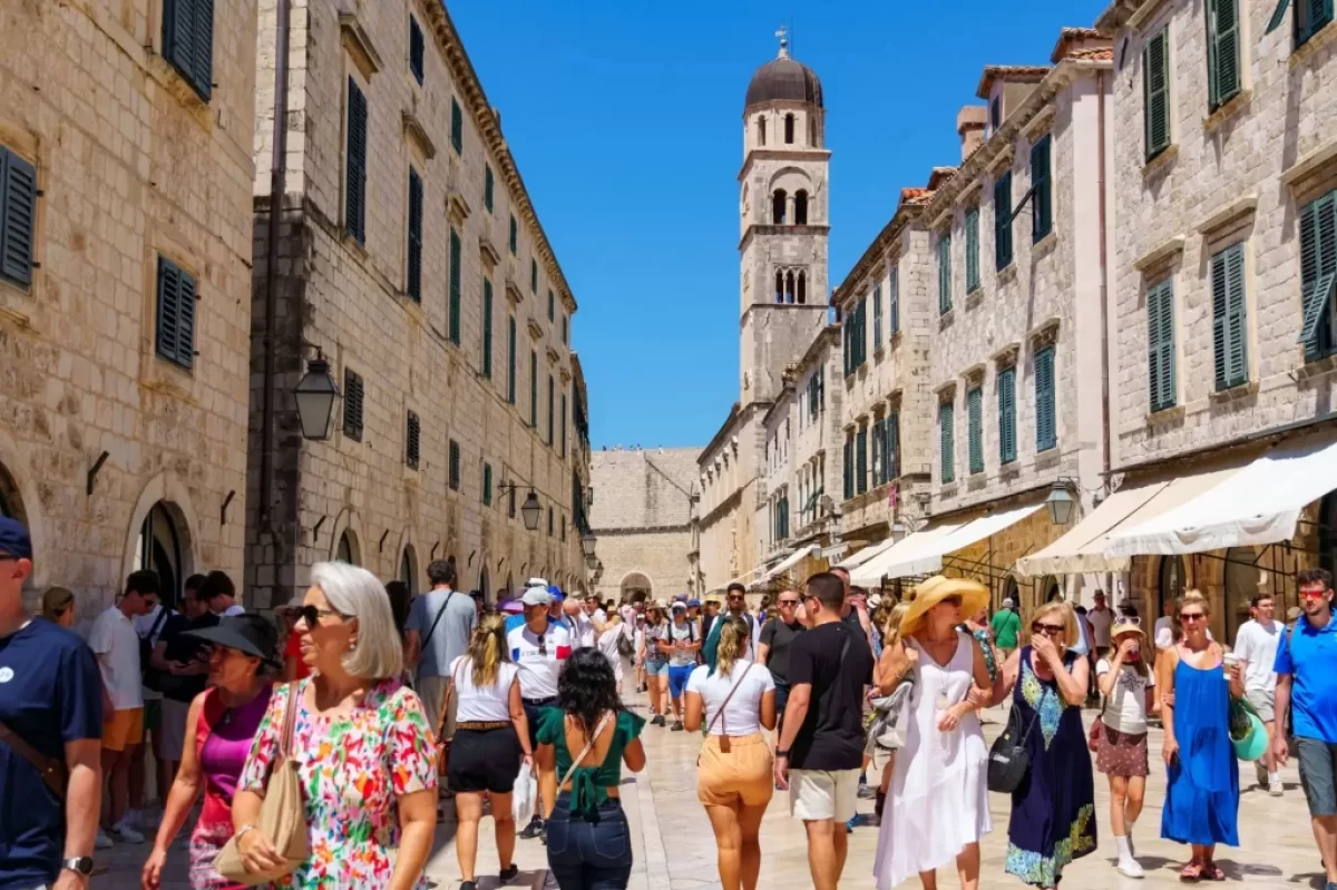 Turisté v ulicích Dubrovníku