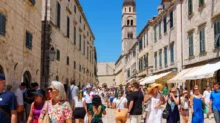 Turisté v ulicích Dubrovníku