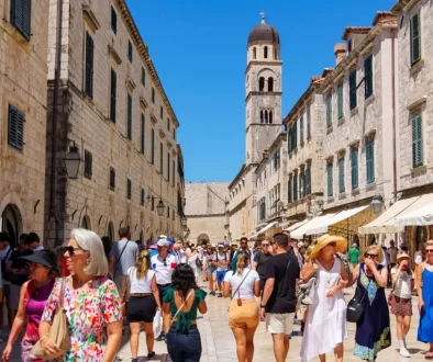 Turisté v ulicích Dubrovníku