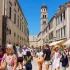 Turisté v ulicích Dubrovníku