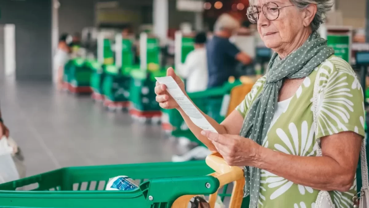 seniorka kontroluje účtenku