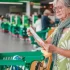seniorka kontroluje účtenku