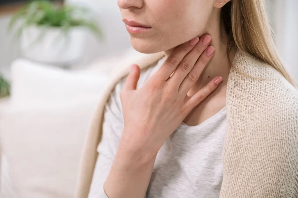 Jedním z příznaků je bolest v krku, FOTO: Shutterstock - Techsvět ženu bolí v krku