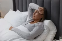 žena v posteli se potí