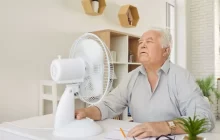 muž se chladí větrákem
