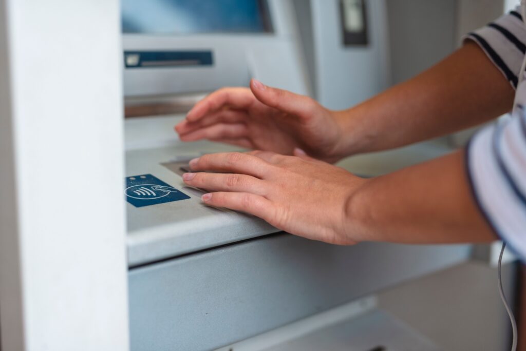 Zadání PIN kódu na bankomatu