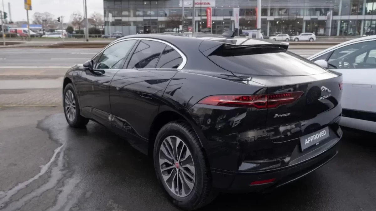 Černý elektromobil Jaguar I-Pace