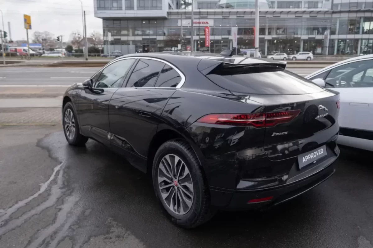 Černý elektromobil Jaguar I-Pace