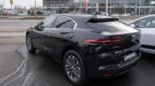 Černý elektromobil Jaguar I-Pace