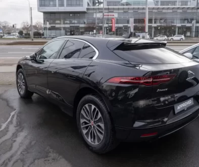 Černý elektromobil Jaguar I-Pace