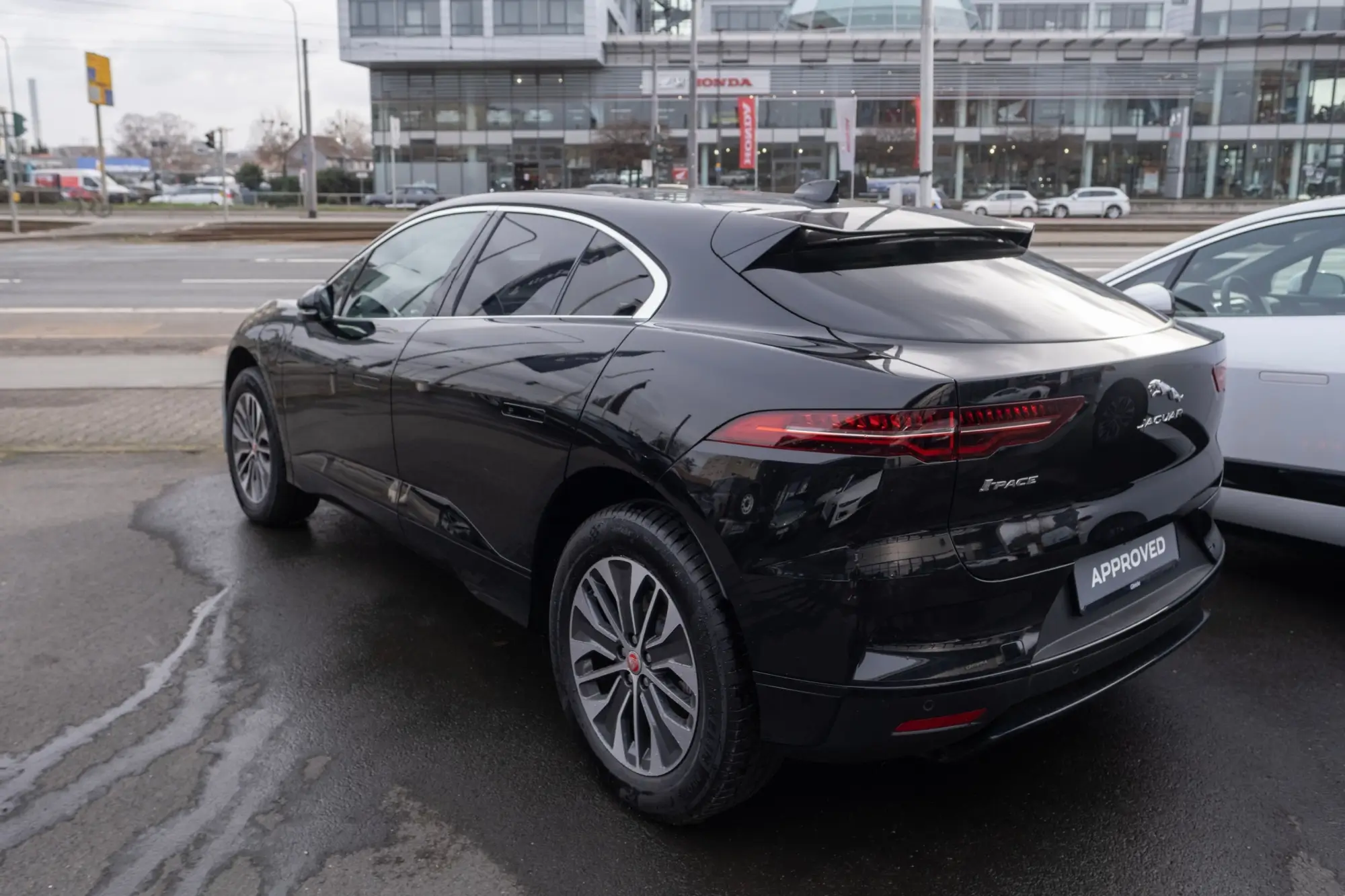 Černý elektromobil Jaguar I-Pace