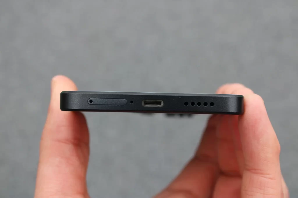 Tenký mobilní telefon