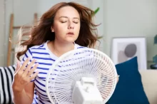 žena před větrákem