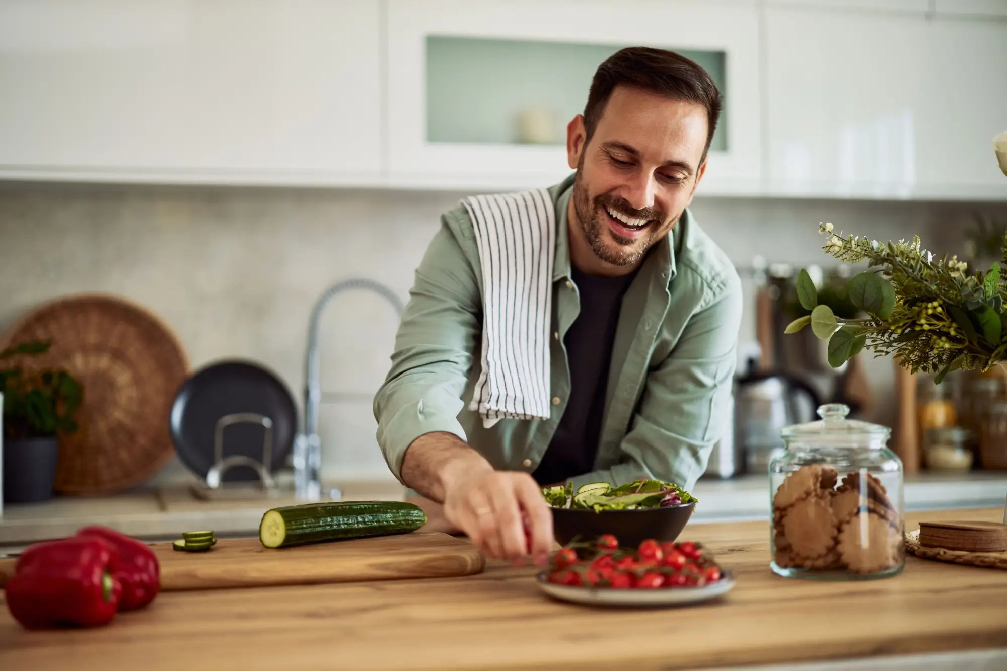 Shutterstock_2462199111 - Techsvět muž v kuchyni