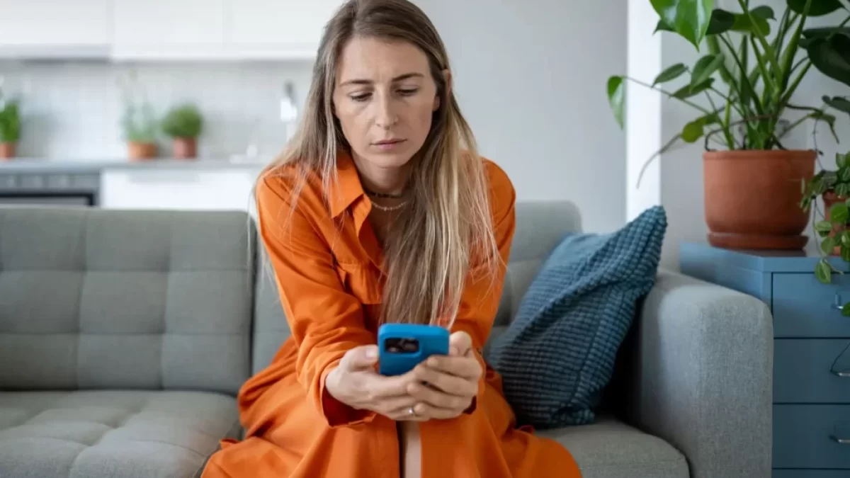Žena s mobilem