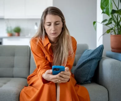 Žena s mobilem