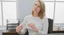 Žena s bankovkami
