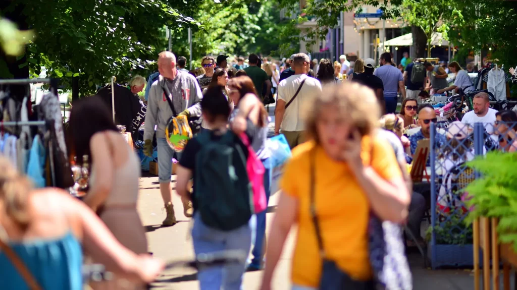 S podvody se můžete setkat hlavně v prodejnách v centru velkých měst, FOTO: Shutterstock - Techsvět dav lidí