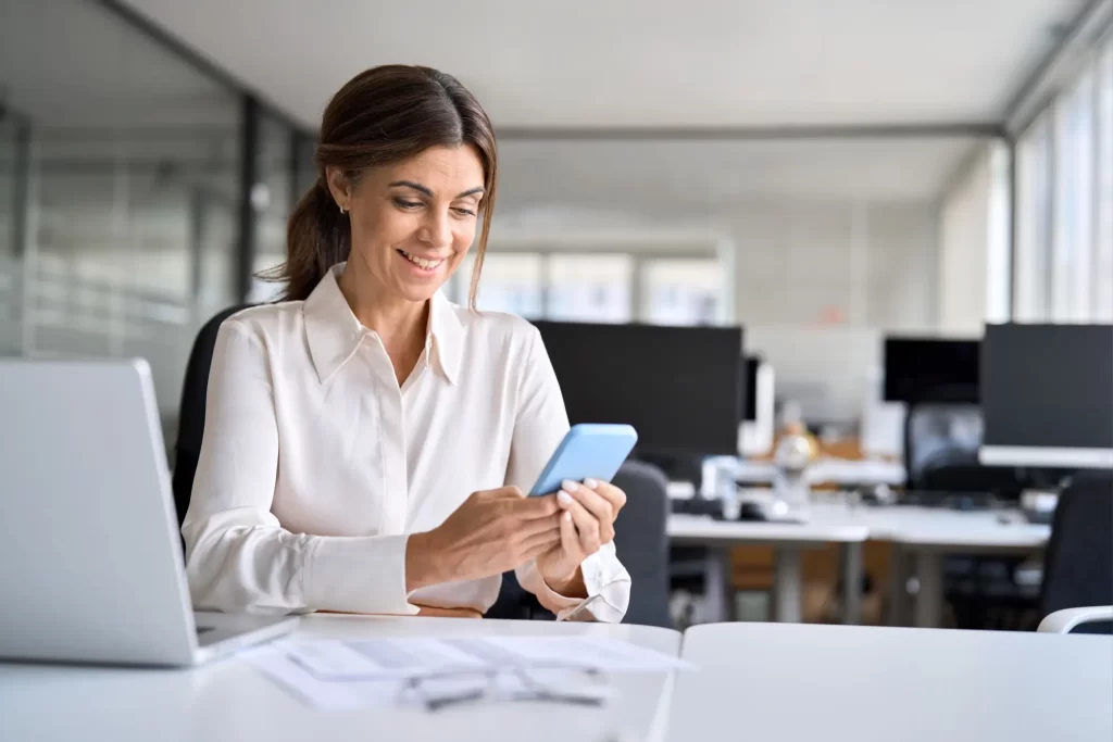 Shutterstock_2479065605 - Techsvět žena na mobilu