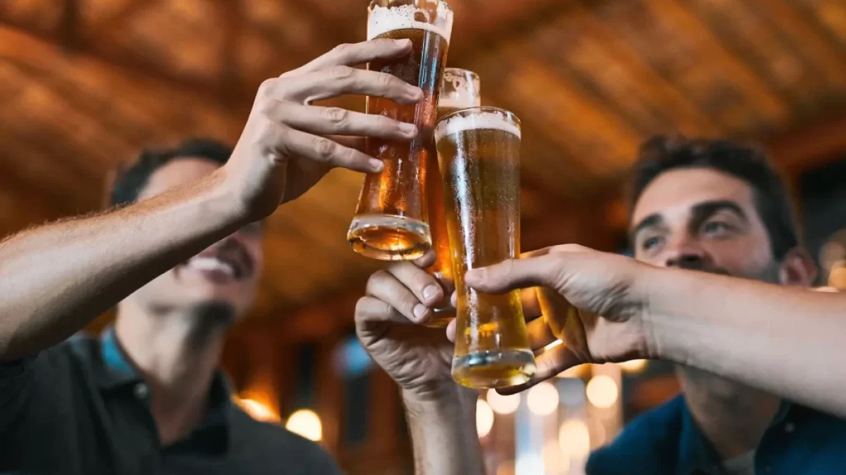 Lidé pijí pivo
