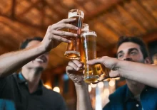 Lidé pijí pivo