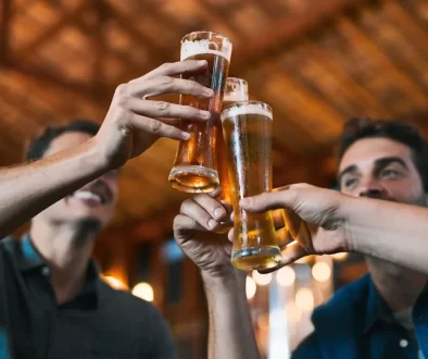 Lidé pijí pivo