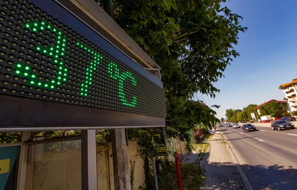 V Česku padaly teplotní rekordy, tomu už je ale konec, FOTO: Shutterstock - Techsvět teploměr ukazuje 37 °C